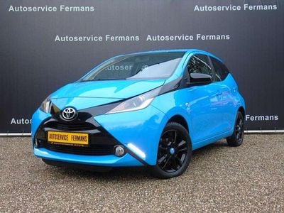 Blauw, metallic lak Gebruikt 2015 Toyota Aygo Edition Hatchback | € 8.950 (Eerlijke prijs)