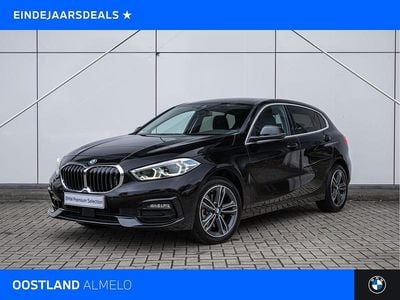 Zwart Gebruikt 2023 BMW 118 Sport Line Hatchback | € 25.250 (Eerlijke prijs)
