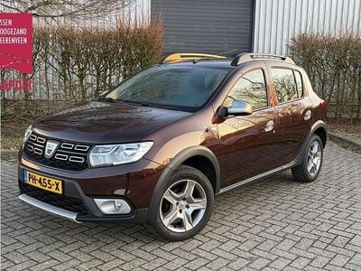 Bruin Occasion 2017 Dacia Sandero Lauréate Hatchback | € 7.899 (Eerlijke prijs)