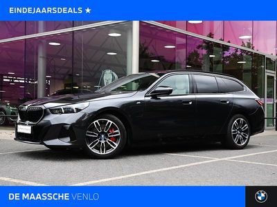 Grijs Gebruikt 2025 BMW 550e M Sport Stationwagen | € 95.950 (Eerlijke prijs)