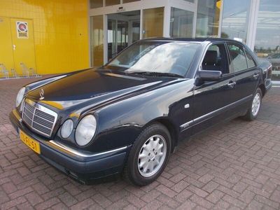 Blauw Occasion 1998 Mercedes E220 Sedan | € 4.950