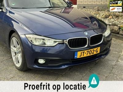 Blauw, metallic lak Occasion 2016 BMW 320 Luxury Line Stationwagen | € 13.999