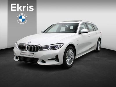 Mineralweiss metallic (wit metallic) Occasion 2021 BMW 320e Executive Stationwagen | € 26.950 (Goede deal)