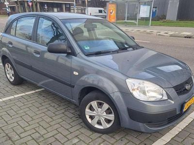 Grijs Gebruikt 2005 Kia Rio MPV | € 1.050 (Eerlijke prijs)
