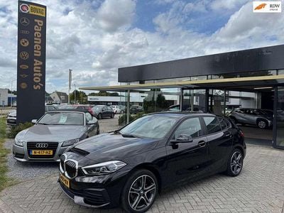 Zwart Occasion 2021 BMW 118 Executive Hatchback | € 20.950 (Goede deal)