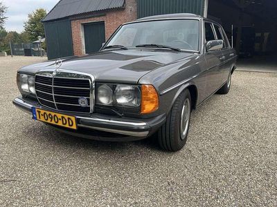 Grijs Gebruikt 1983 Mercedes E230 Sedan | € 14.950