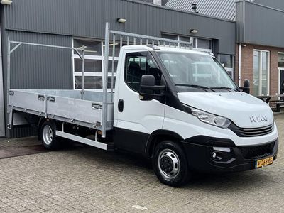 tweedehands Iveco Daily 35C16 2.3 375 Automaat 410cm baklengte Airco Cruise controle Trekhaak 3500kg trekgewicht 3-Persoons Gereedschapskisten Euro 6 p-up bakwagen Pick-up Openlaad bak