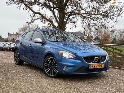 Blauw Gebruikt 2016 Volvo V40 Inscription Hatchback | € 10.975 (Eerlijke prijs)