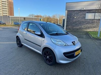 Grijs (metallic) Gebruikt 2008 Peugeot 107 Hatchback | € 3.950 (Eerlijke prijs)