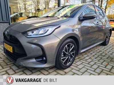 Beige (metallic) Gebruikt 2021 Toyota Yaris Hybrid Style Hatchback | € 19.490 (Eerlijke prijs)