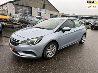 Grijs Gebruikt 2017 Opel Astra Edition Hatchback | € 4.999 (Duur)