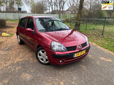 Rood (metallic) Gebruikt 2002 Renault Clio II Dynamique Hatchback | € 1.299 (Eerlijke prijs)