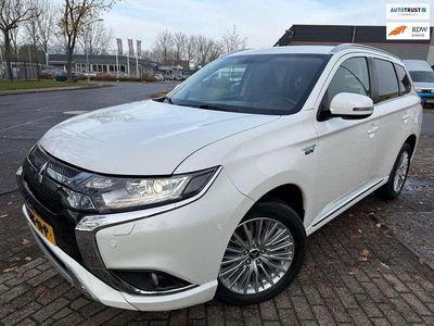 Wit (metallic) Gebruikt 2020 Mitsubishi Outlander P-HEV Intense+ SUV | € 19.740 (Goede deal)
