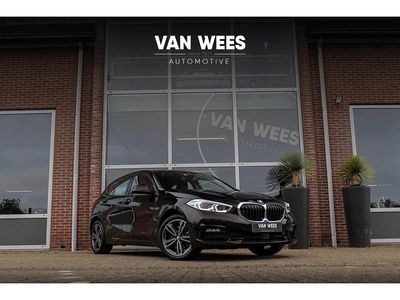 Zwart Gebruikt 2022 BMW 118 Sport Line Hatchback | € 23.950 (Eerlijke prijs)