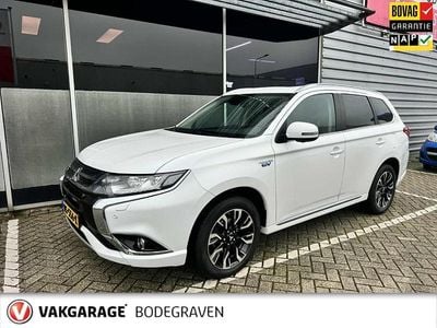 Wit Occasion 2015 Mitsubishi Outlander P-HEV Instyle SUV | € 17.495 (Eerlijke prijs)