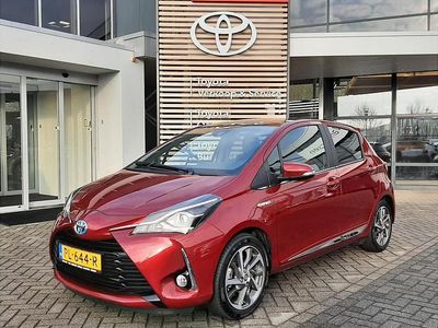 Rood Occasion 2017 Toyota Yaris Hybrid Premium Hatchback | € 17.499 (Eerlijke prijs)
