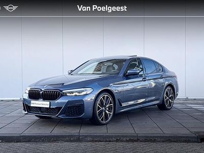 Blauw (metallic) Occasion 2023 BMW 545e Executive Sedan | € 57.900 (Eerlijke prijs)