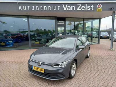 tweedehands VW Golf VIII 1.0 eTSI Life Business 24884 KM!! Zeer nette auto, geleverd met 12 MND BOVAG garantie Keyless entry and go, Multimedia voorbereiding, Multifunctioneel stuurwiel, airco, etc..