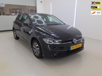 Zwart Occasion 2022 VW Polo Life Hatchback | € 14.999 (Eerlijke prijs)