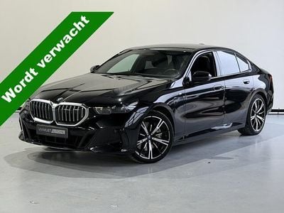 Zwart Gebruikt 2024 BMW 550e M Sport Sedan | € 69.950 (Goede deal)