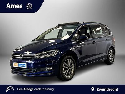 Blauw (metallic) Occasion 2025 VW Touran Highline MPV | € 45.995