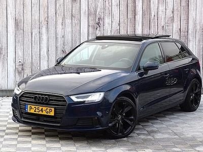 Blauw (metallic) Gebruikt 2017 Audi A3 Sportback Black Edition Hatchback | € 14.450 (Goede deal)
