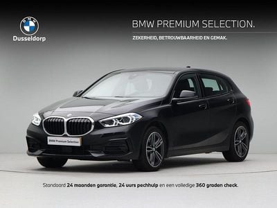 Zwart Occasion 2023 BMW 118 Sport Line Hatchback | € 24.950 (Eerlijke prijs)