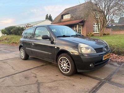 Zwart (metallic) Occasion 2003 Renault Clio II Dynamique Hatchback | € 600 (Eerlijke prijs)