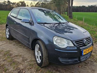 Blauw Gebruikt 2005 VW Polo Hatchback | € 999 (Goede deal)