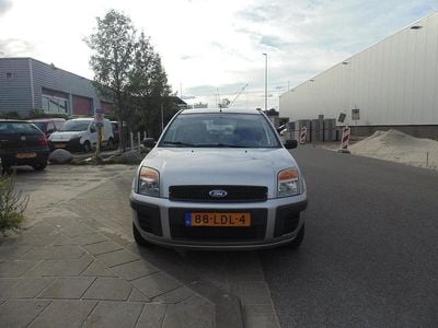 Grijs Gebruikt 2010 Ford Fusion Cool & Sound Edition MPV | € 3.299 (Eerlijke prijs)
