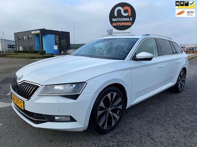 Wit Occasion 2015 Skoda Superb Business Line Stationwagen | € 8.995 (Iets duurder)