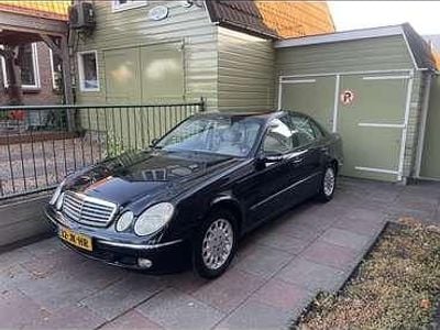 Zwart Gebruikt 2002 Mercedes E240 Avantgarde Sedan | € 3.000 (Goede deal)