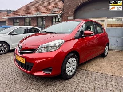 Rood (metallic) Occasion 2012 Toyota Yaris Hatchback | € 7.650 (Eerlijke prijs)