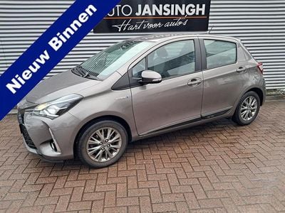 Bruin Occasion 2017 Toyota Yaris Hybrid Hatchback | € 14.445 (Eerlijke prijs)