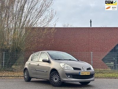 Grijs Gebruikt 2006 Renault Clio II Dynamique Hatchback | € 3.999 (Eerlijke prijs)
