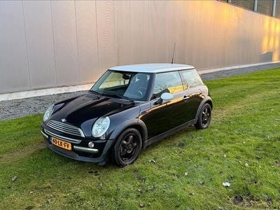 Zwart (metallic) Gebruikt 2003 Mini Cooper Pepper Hatchback | € 1.490 (Eerlijke prijs)