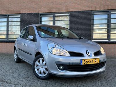 Grijs Gebruikt 2006 Renault Clio II Luxe Hatchback | € 3.500