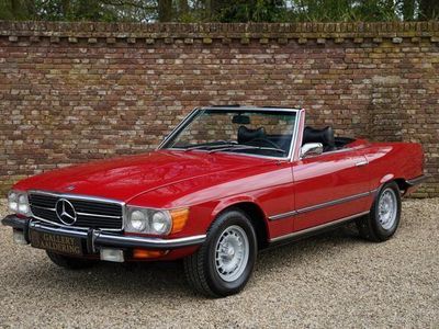 tweedehands Mercedes SL350 Full history available, Exterior in Signal Red with black upholstery and carpet, The bodywork is in good overall condition, Drives comfortably with the automatic transmission, Very usable SL without compromises, "Blue Plate"-Californi