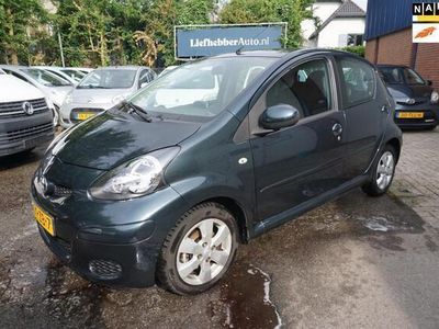 Occasion Toyota Aygo 68 PK (50 kW) 2011 Groen, metallic lak Hatchback