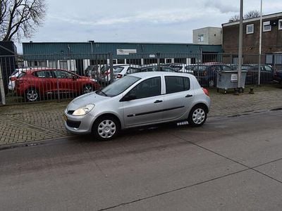Grijs Gebruikt 2006 Renault Clio II Dynamique Hatchback | € 1.450 (Eerlijke prijs)