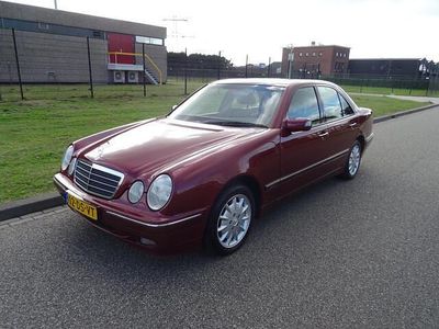 Rood Gebruikt 1999 Mercedes E320 Avantgarde Sedan | € 7.495