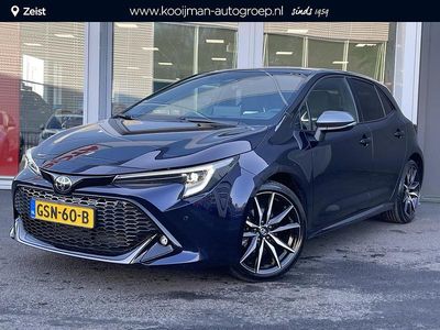 Midnight blue metallic / zwart dak (donker blauw) Occasion 2024 Toyota Corolla Hybrid Sport Hatchback | € 36.995 (Iets duurder)