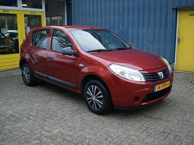 Rood Occasion 2011 Dacia Sandero Ambiance Hatchback | € 3.995 (Iets duurder)