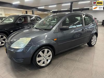 Grijs (metallic) Gebruikt 2005 Ford Fiesta Futura Hatchback | € 850 (Eerlijke prijs)