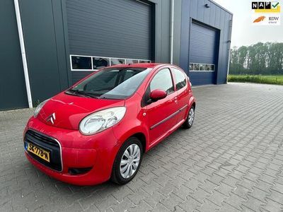 Rood, metallic lak Occasion 2009 Citroën C1 Hatchback | € 1.500 (Eerlijke prijs)