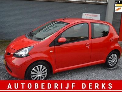 Occasion Toyota Aygo 68 PK (50 kW) 2006 Rood Hatchback