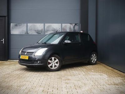 tweedehands Suzuki Swift 1.3 Limited | Stoelverwarming | Cruise control | Trekhaak | Airco | NAP | Parrot | Elektrische ramen | Centrale deurvergrendeling | 2 Sleutels | LM velgen | Radio | Multifunctioneel stuurwiel