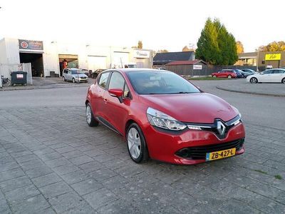 Rood Gebruikt 2014 Renault Clio IV Hatchback | € 4.750 (Eerlijke prijs)