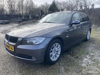 Grijs (metallic) Occasion 2005 BMW 320 Executive Stationwagen | € 2.799 (Goede deal)