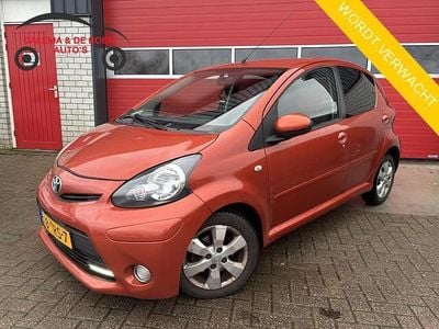 Oranje Occasion 2012 Toyota Aygo Hatchback | € 3.888 (Eerlijke prijs)